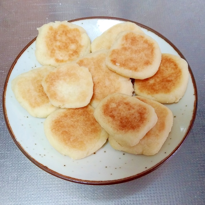 フライパンで作る、小麦粉と砂糖とバターのクッキー